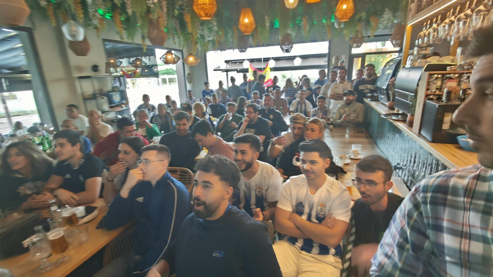 Aficionados del Recreativo de Huelva se reúnen para ver el  Recreativo de Huelva y la Gimnástica Segoviana