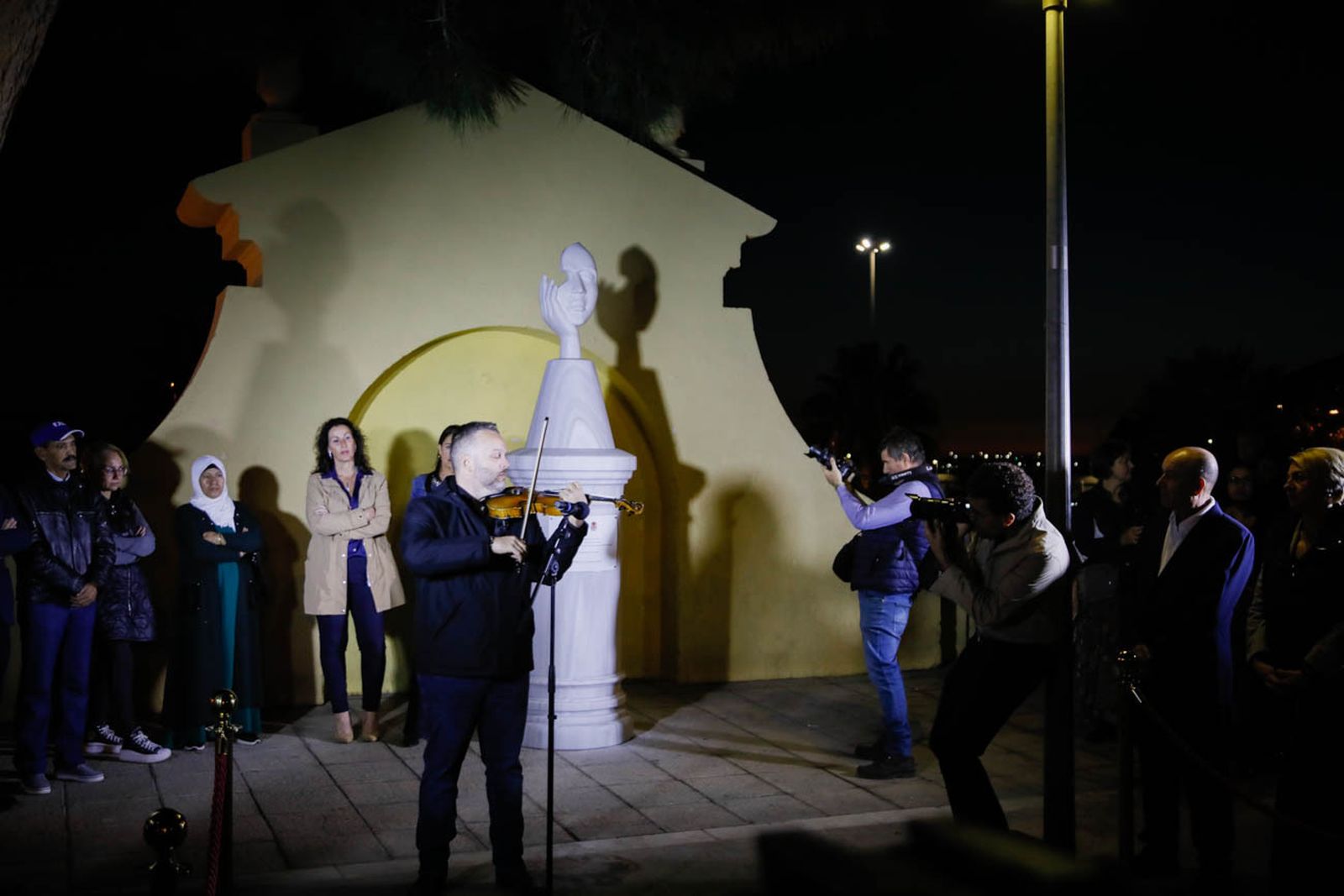 Imágenes del monolito en homenaje a las víctimas de violencia de género