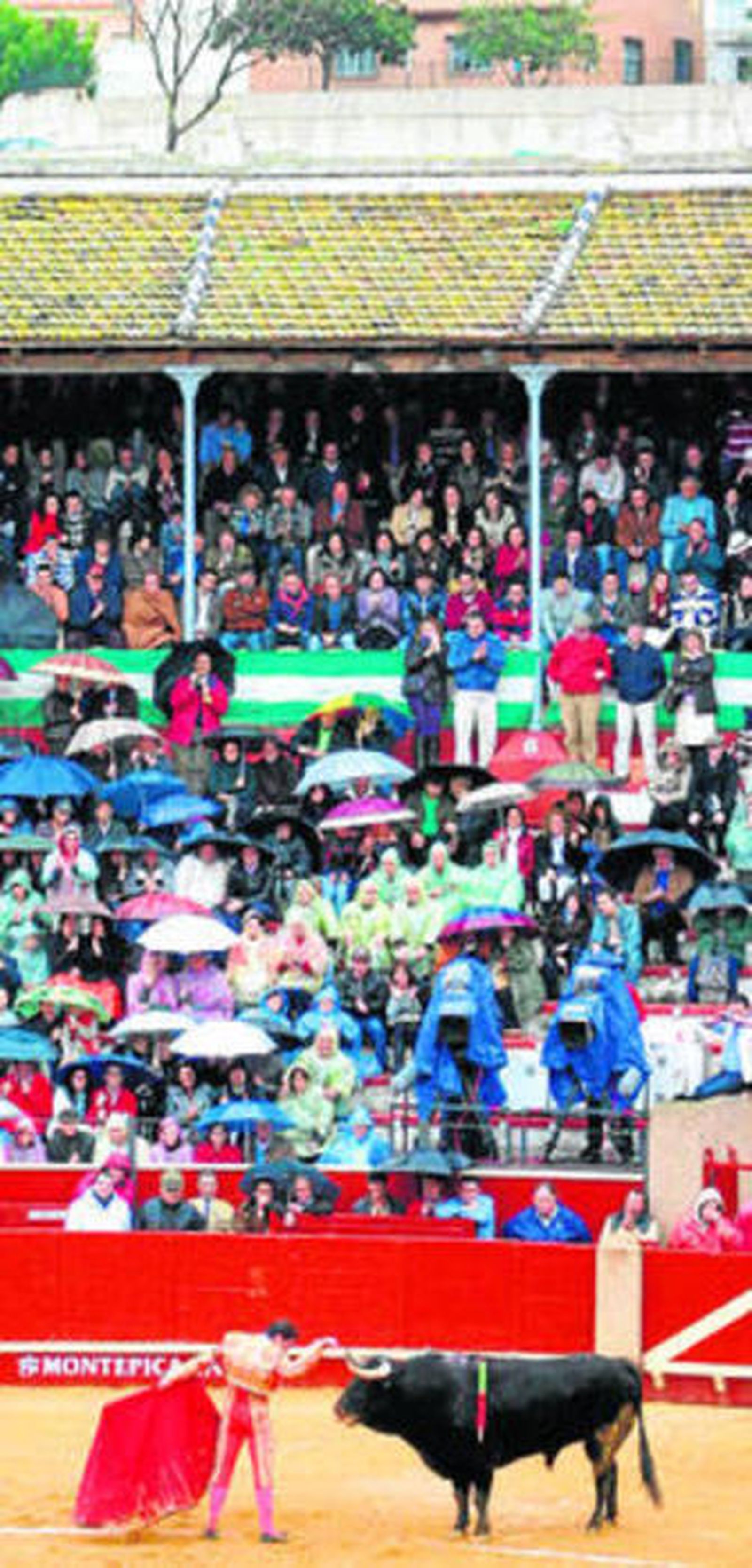 El Fandi se adorna ante su voluminoso primero, bajo la lluvia.