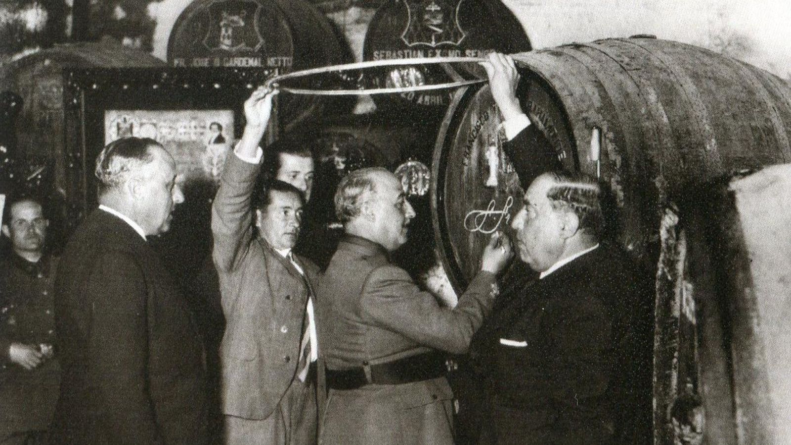 Franco firmando su bota en las bodegas Domecq, 1943.