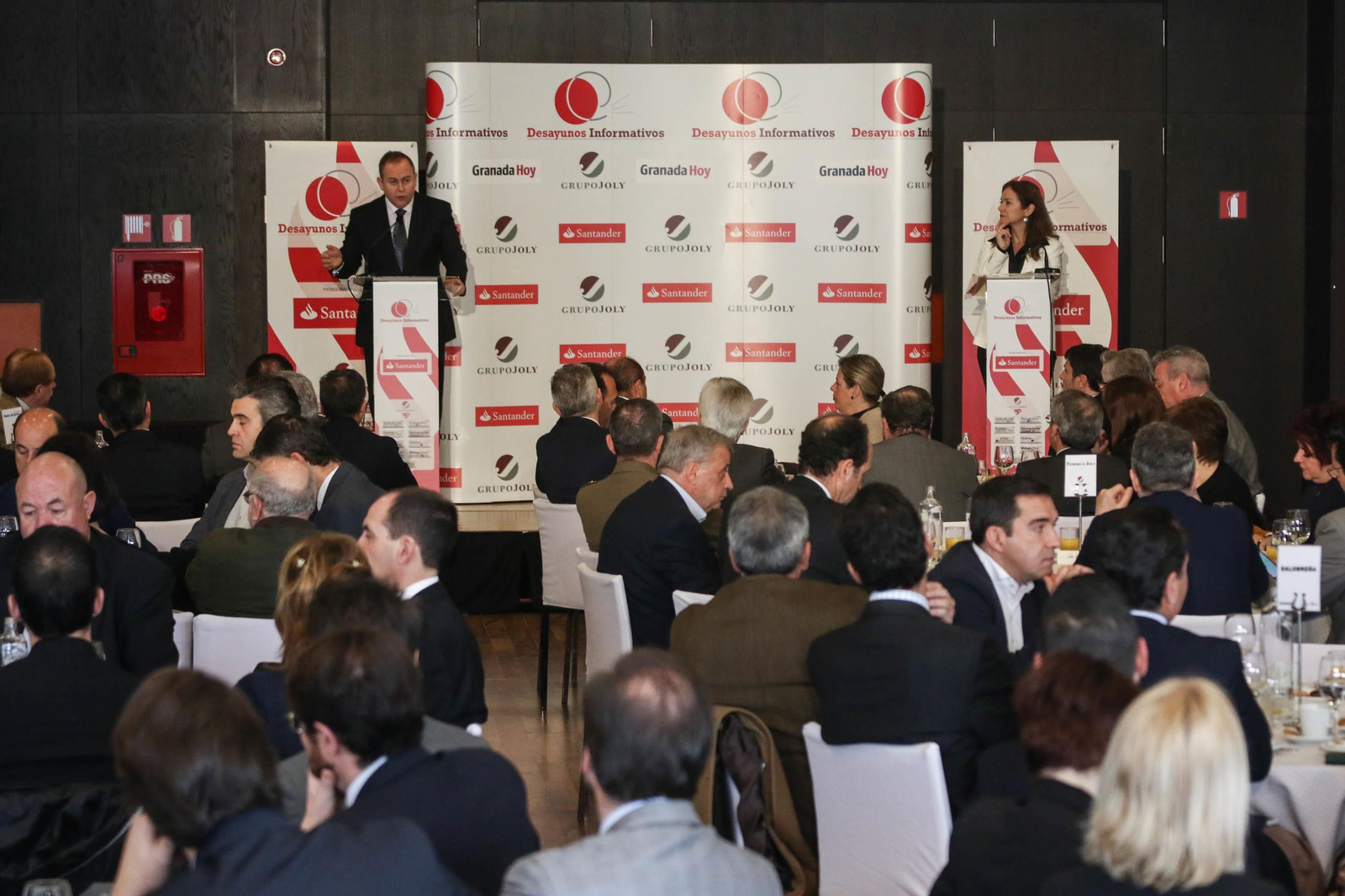 El acto, celebrado en el hotel Abades Nevada  Palace, contó con la asistencia de casi medio millar de personas. Desayuno informativo grupo joly Desayuno informativo grupo joly