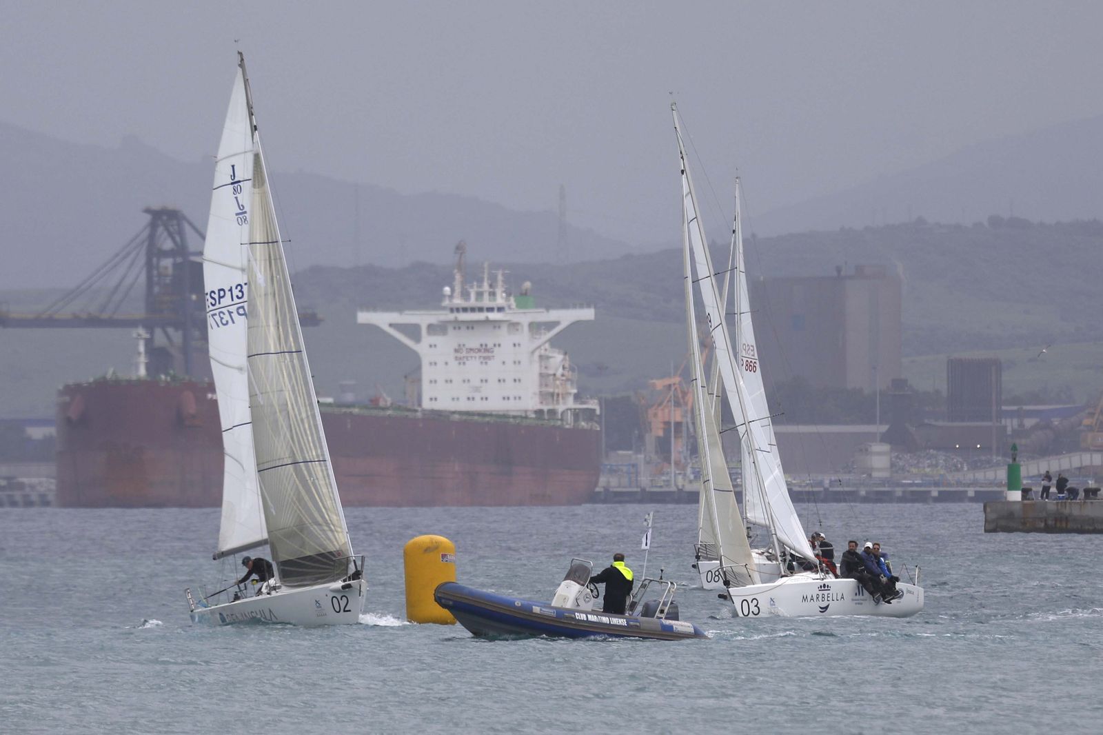 Las fotos de la primera jornada del Campeonato de Andalucía de vela J/80 en La Línea
