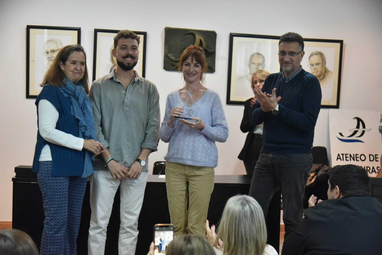 Carmen Camacho, con el galardón entre sus manos.