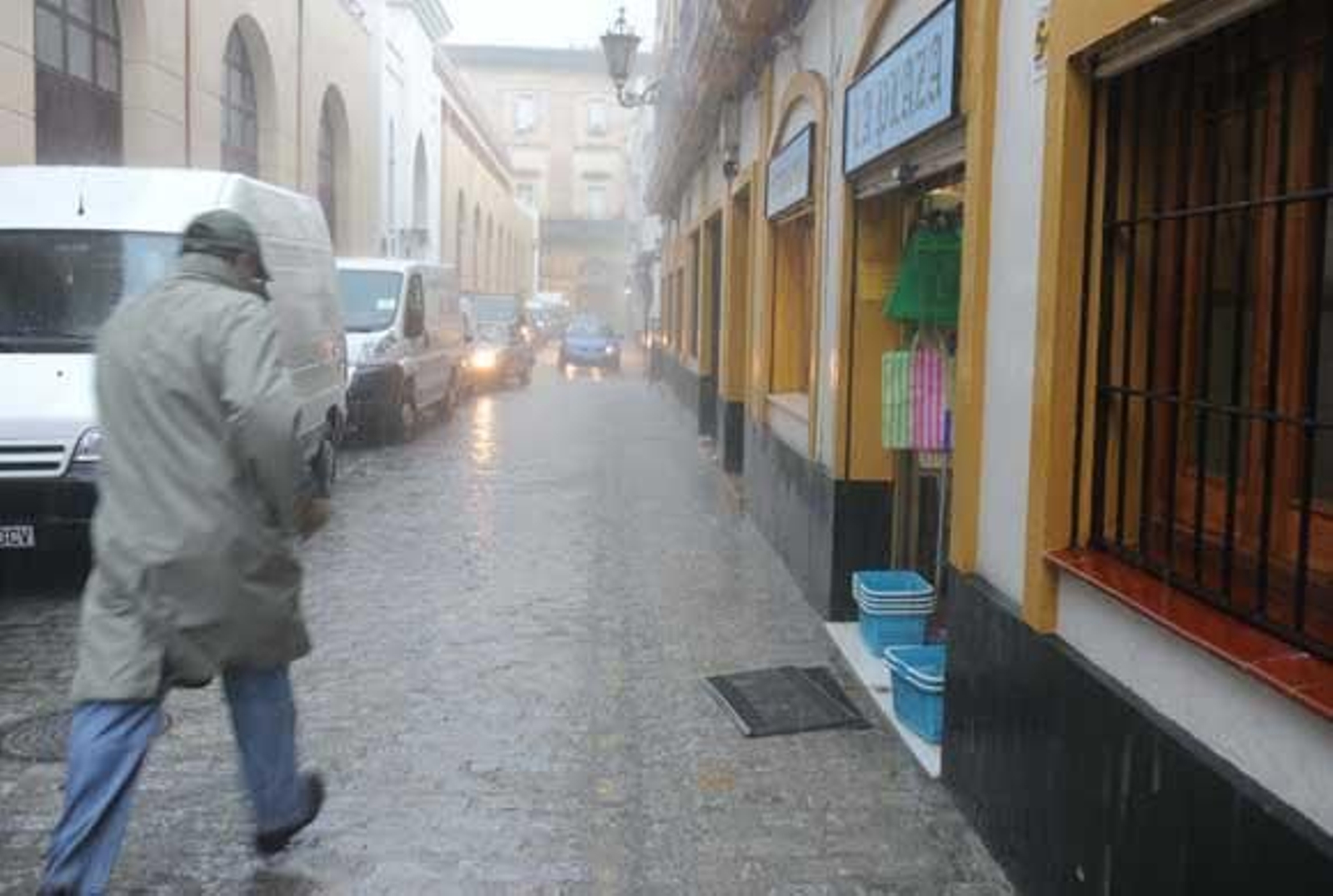 La intensa lluvia caída durante el fin de semana obligó a cortar el tráfico de acceso a Chiclana. En San Fernando, el agua alcanzó el metro de altura en la Venta de Vargas.

Foto: Sonia Ramos-Elias Pimentel