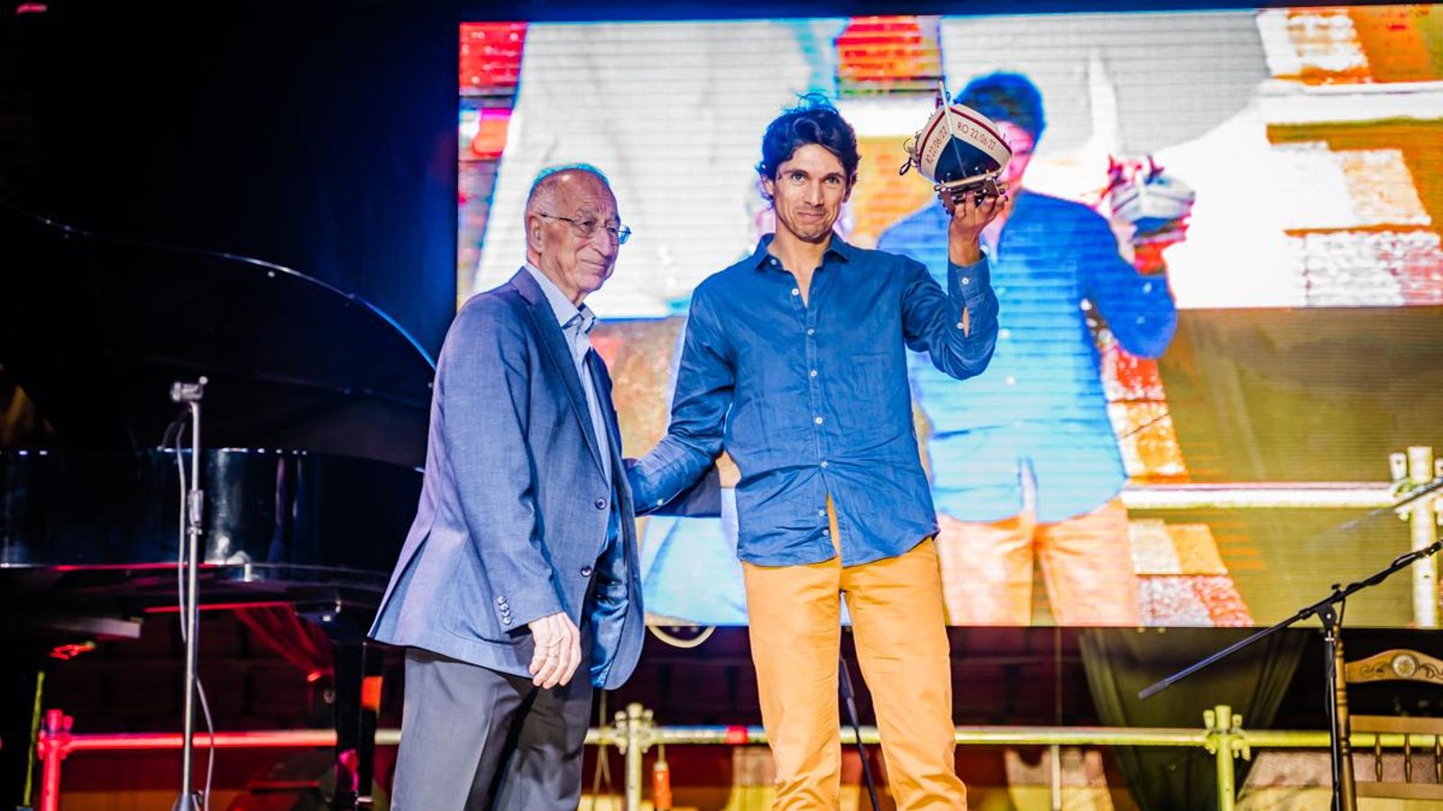 Gabriel Amat entregó un pequeño barco a Sebastián Castella.