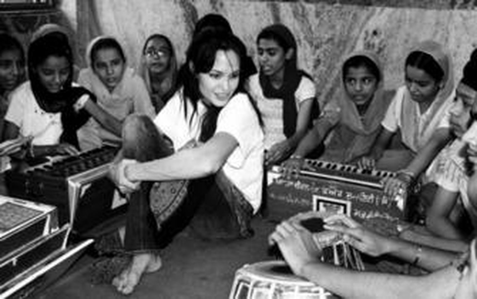 Angelina Jolie, en una visita a niños refugiados afganos en Nueva Delhi, India.