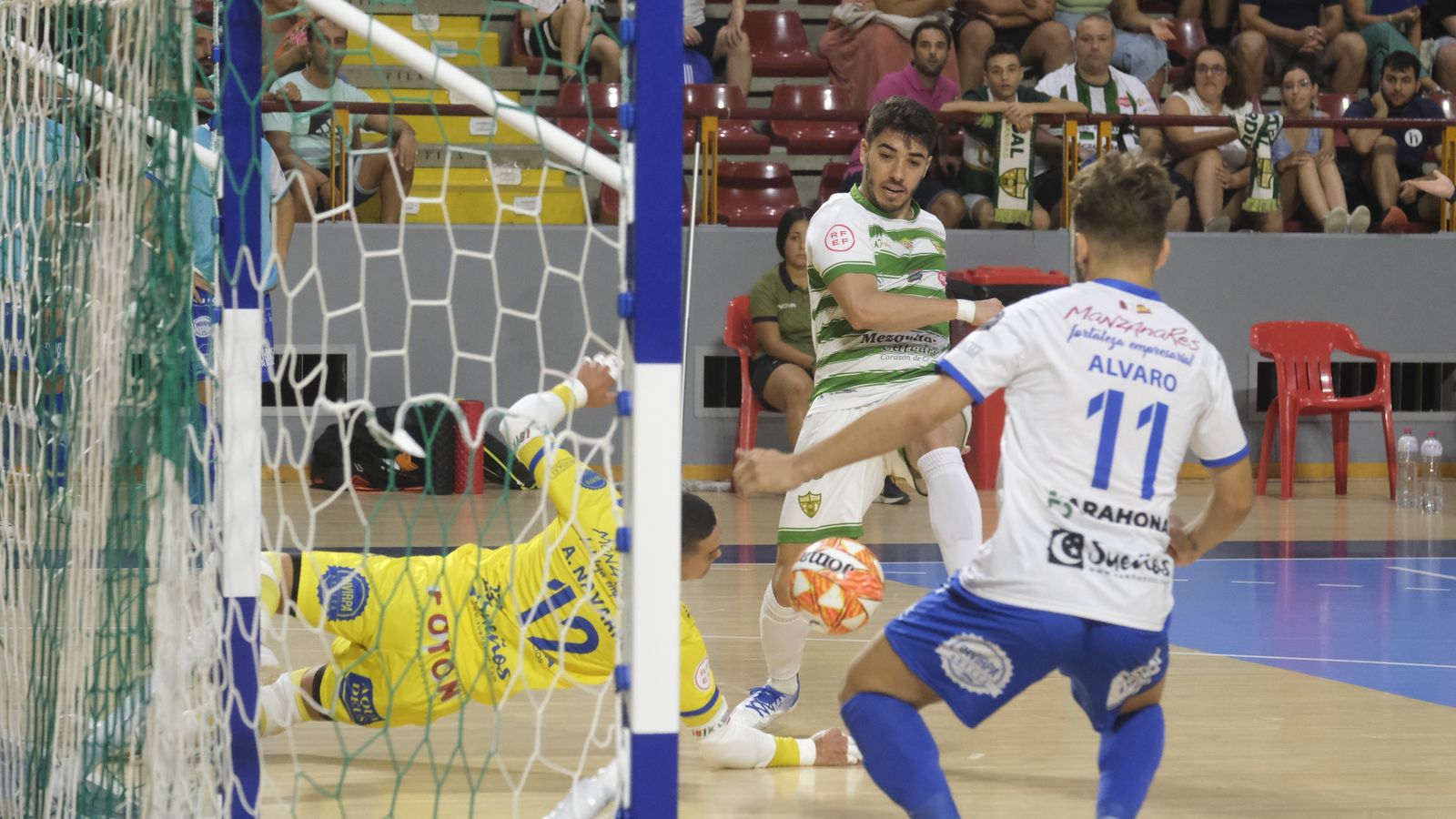 Perin remata a portería ante Navarro y Álvaro.