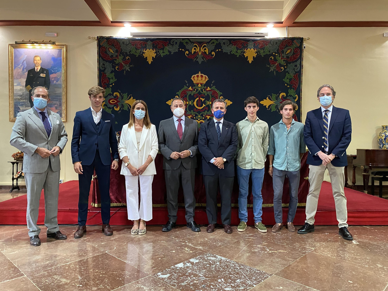 Los novilleros junto a miembros del Labradores, la Maestranza y la Junta. Los novilleros junto a miembros del Labradores, la Maestranza y la Junta.