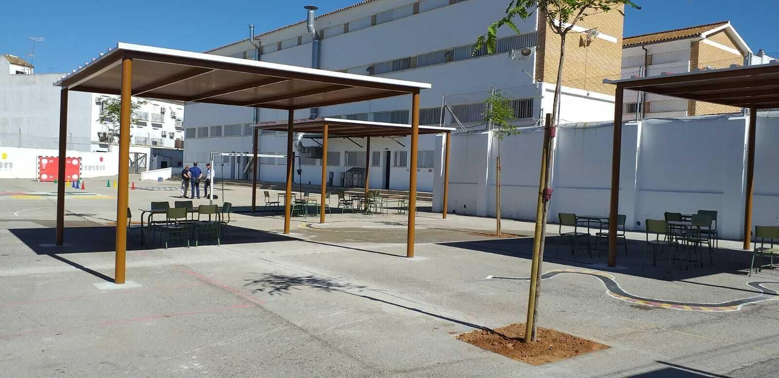 Las pérgolas que facilitan sombra en el patio del centro educativo.