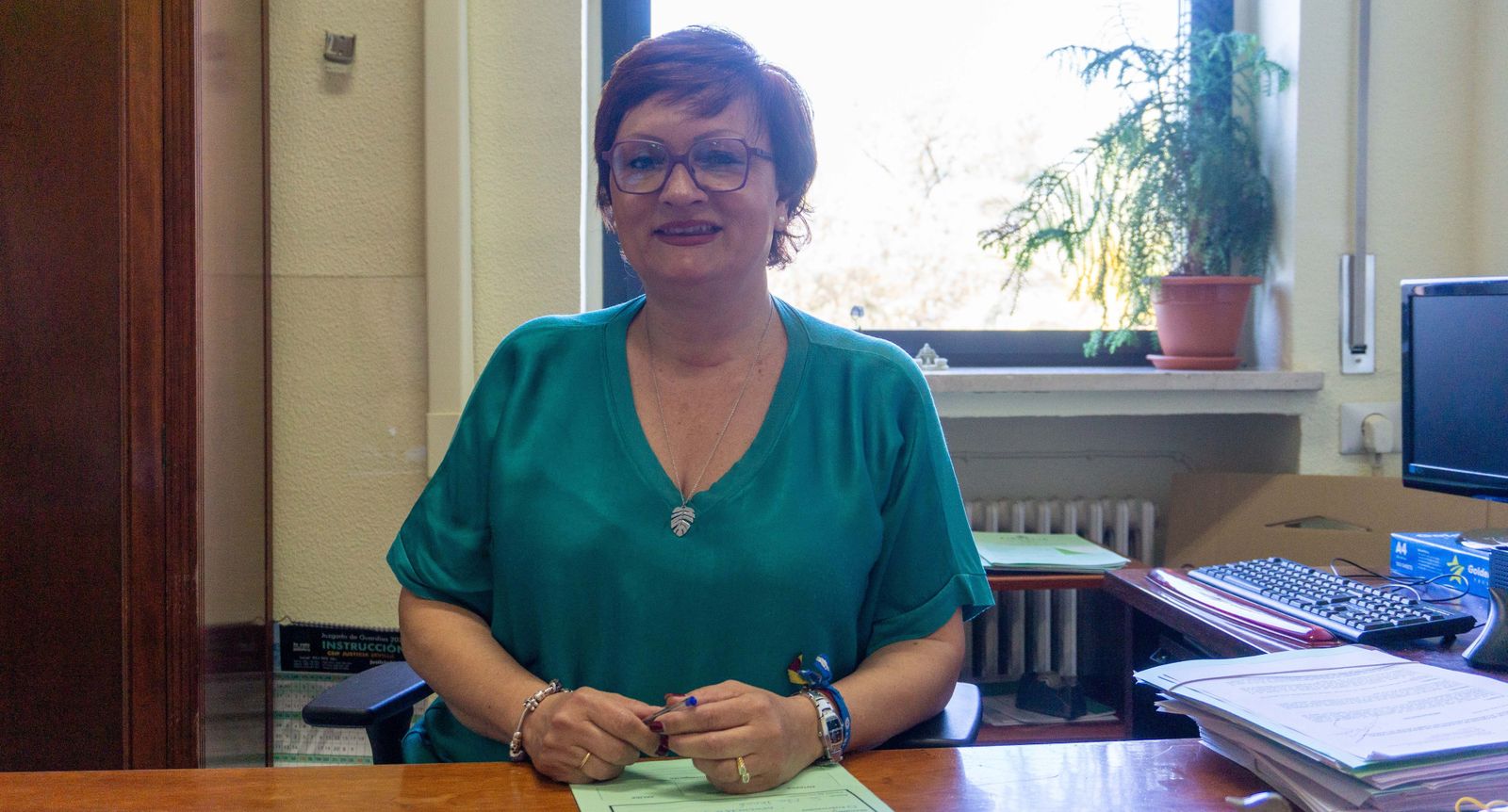 Consuelo Cruz posa en el despacho que ha estado ocupando desde 2011 hasta 2024, en la segunda planta de la Audiencia de Sevilla.