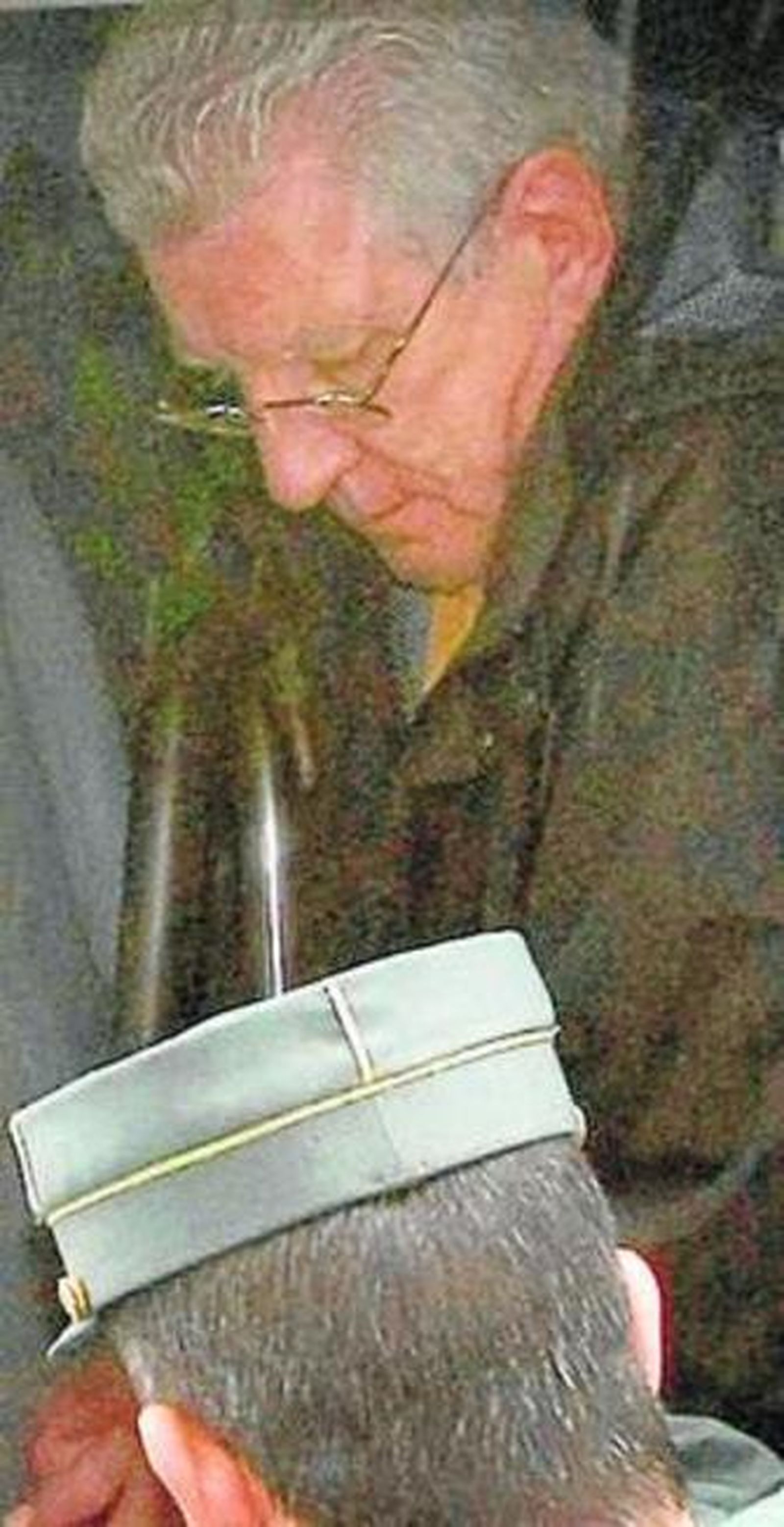 Luis Miguel Rodríguez Pueyo, en primer término, ayer en el banquillo junto a los otros siete acusados.