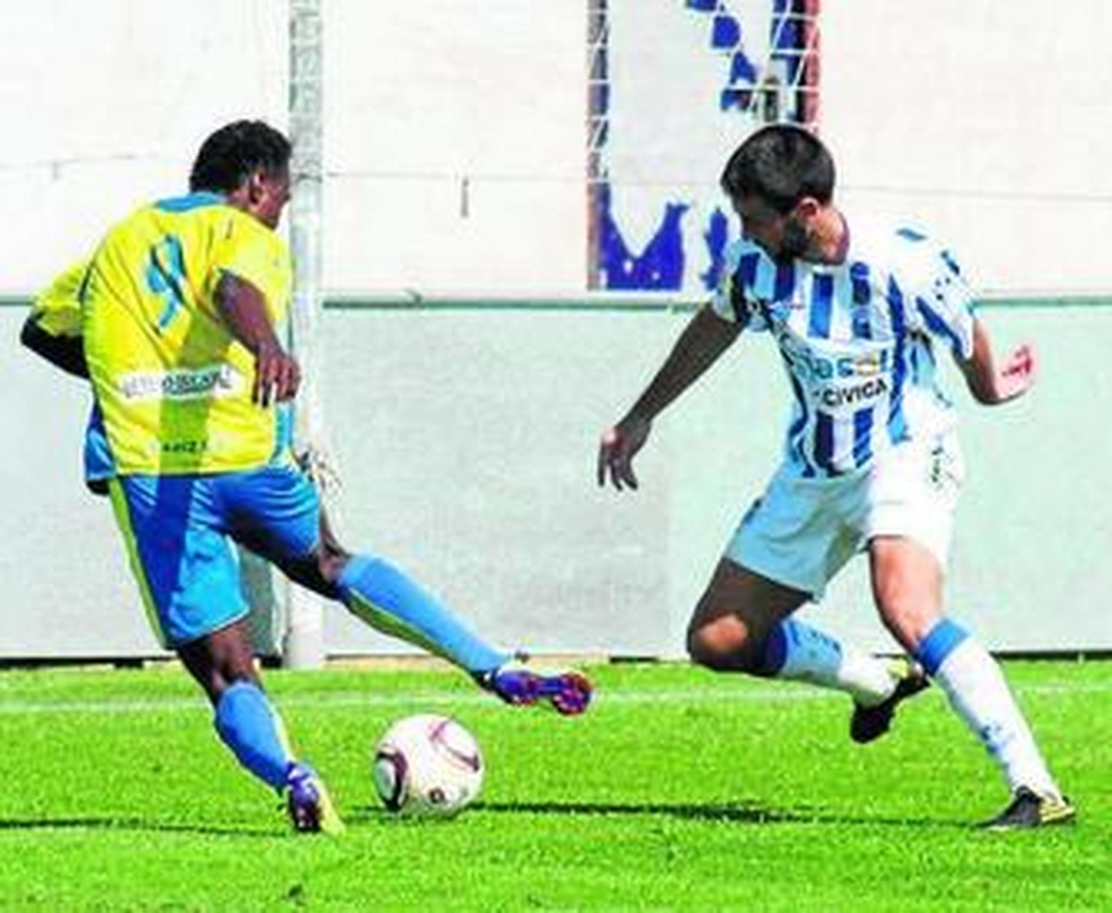 Cuero encara a Rubén Díaz, en el Recre B-Cádiz B de la pasada campaña.