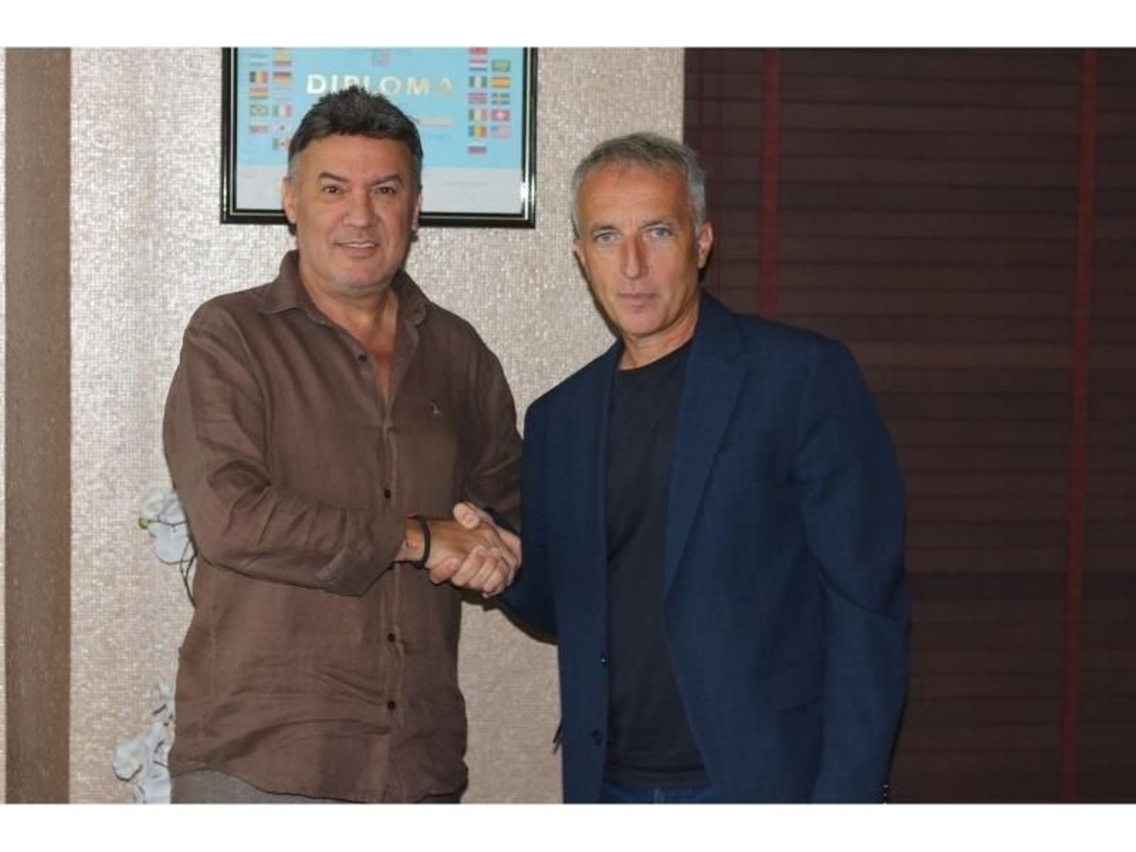 David Fernández Borbalán estrecha la mano a Borislav Mihailov, presidente de la Unión Búlgara de Fútbol.