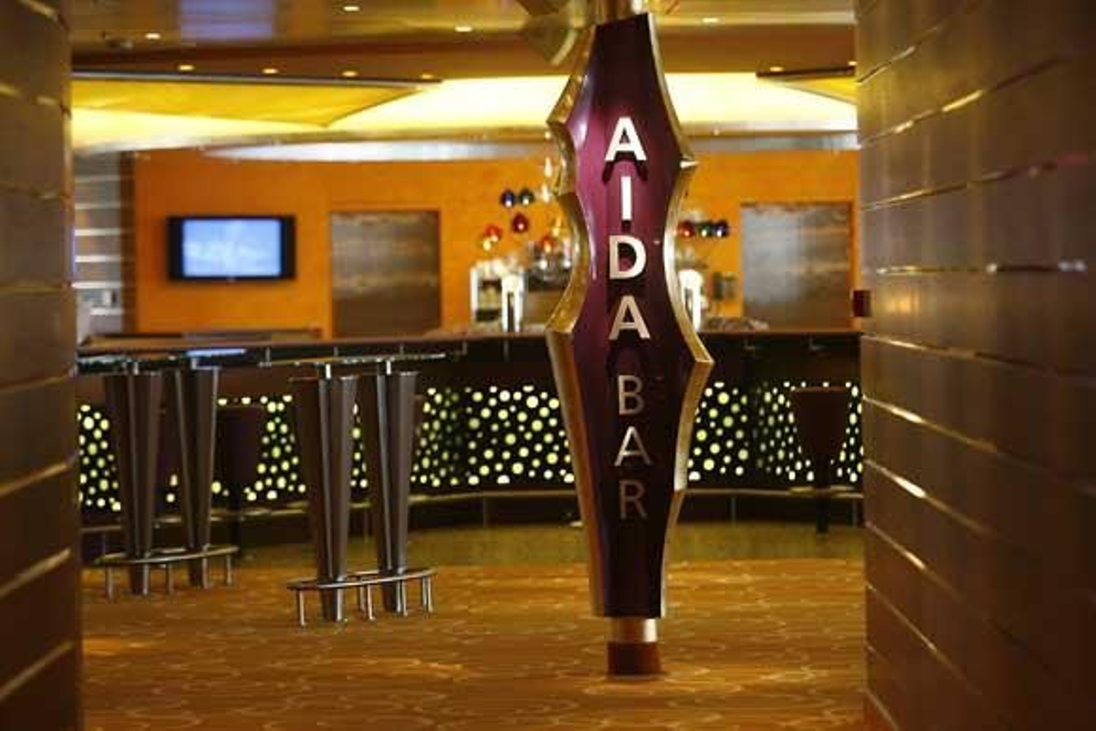 El 'Aidablu' es el primero de los 300 buques de este tipo que atracarán este año en el Puerto de Cádiz

Foto: Joaquin Pino