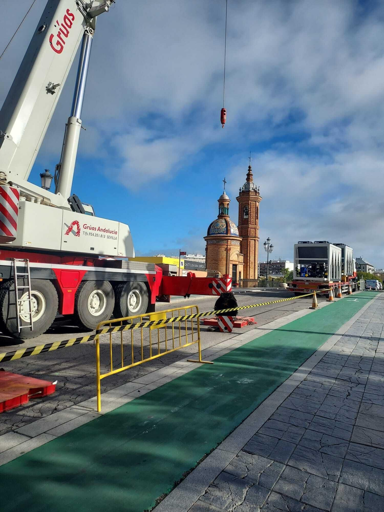 Grúa junto al Mercado de Triana.