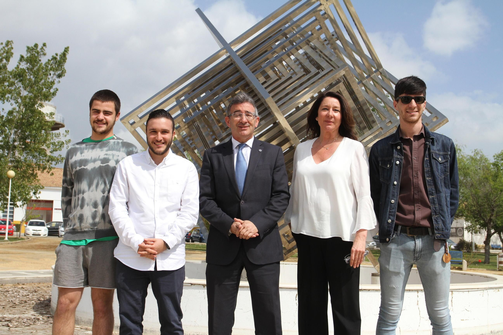 El nuevo equipo del Caruh, fotografiado con el rector y la vicerrectora de Estudiantes.