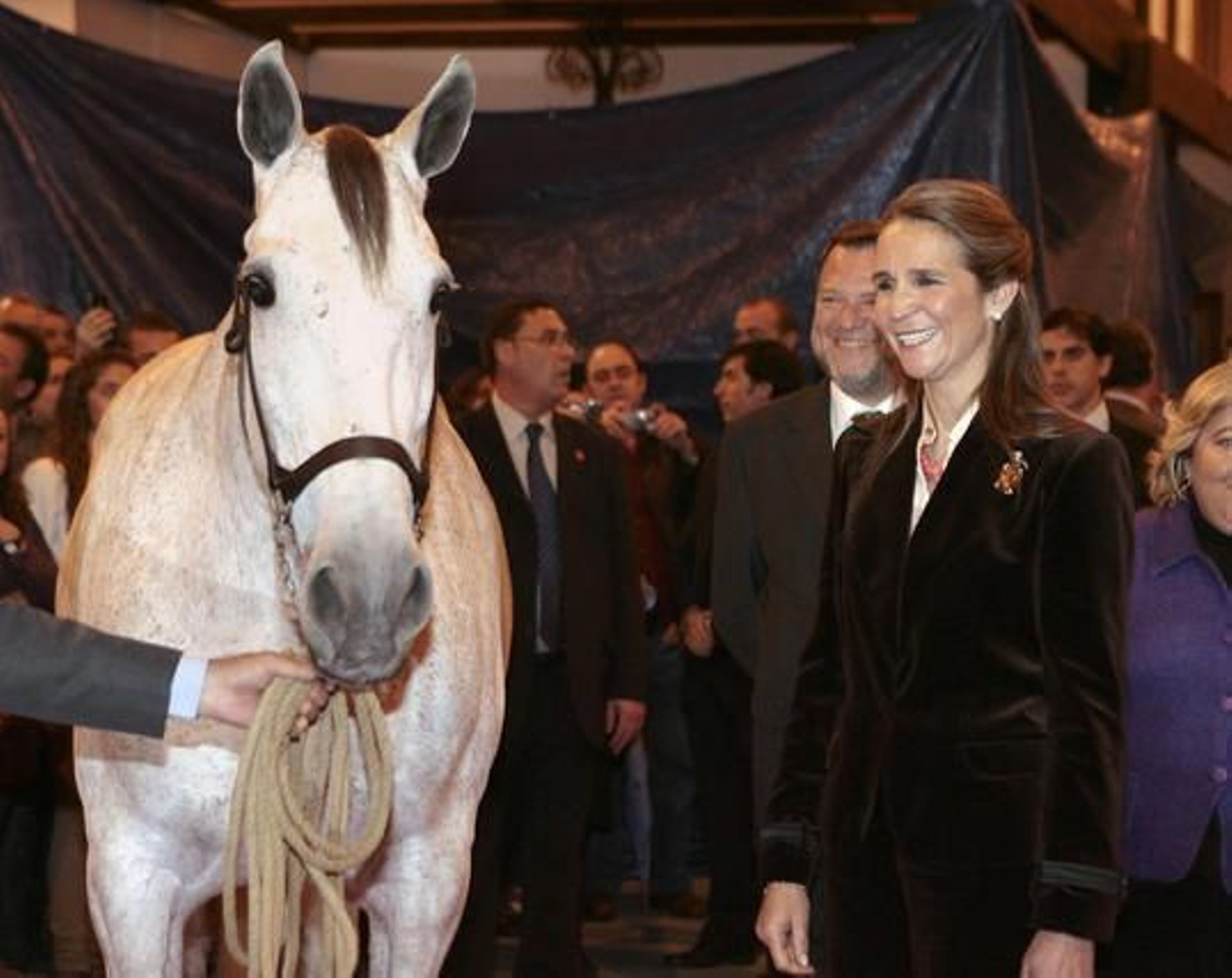 La infanta Elena y el alcalde de Sevilla, en la inauguración de Sicab 2010.

Foto: Juan Carlos Muñoz