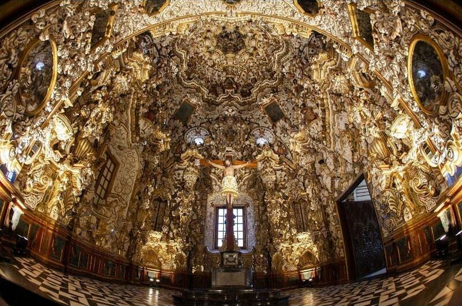 Panorámica del camarín barroco, un gran ejemplo del 'horror vacui' por todo el lujo de detalles de su decoración.