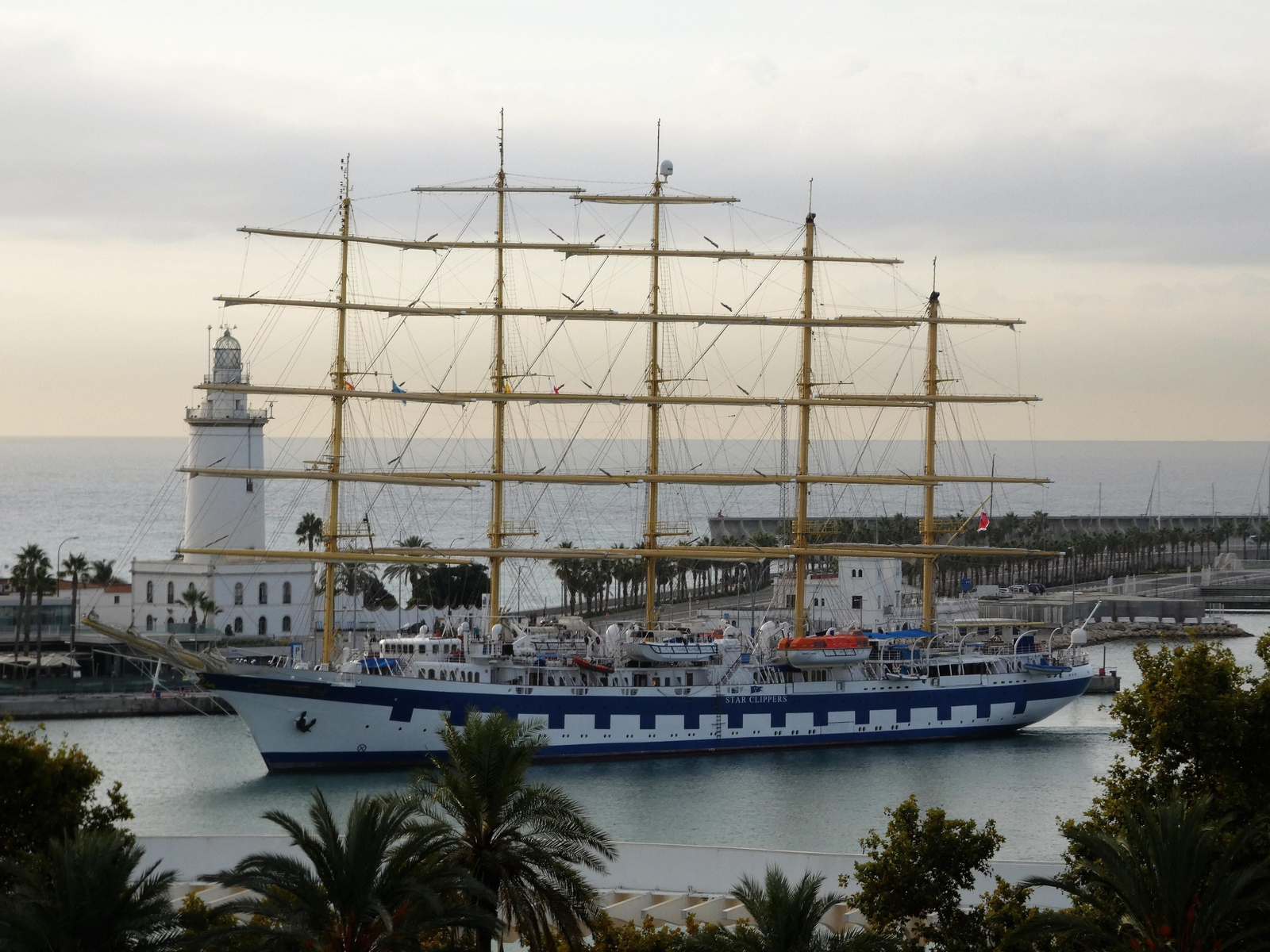 El 'Royal Clipper' maniobrando para atracar en el muelle dos del puerto de Málaga.