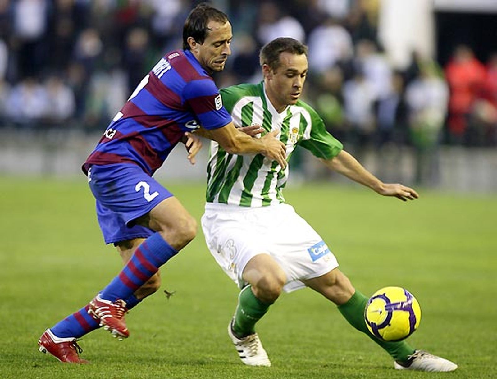 El Betis deja escapar dos puntos ante el Huesca (1-1) en los últimos compases de un partido en el que los de Antonio Tapia terminaron con dos expulsados.

Foto: Antonio Pizarro