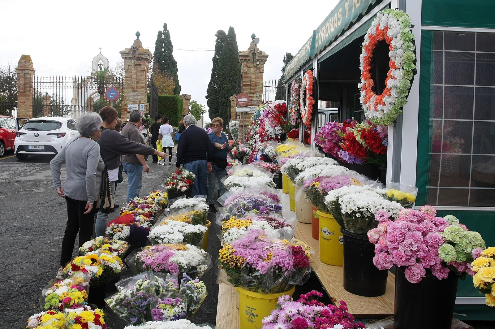 Imágenes del ambiente en el cementerio La Soledad, Huelva