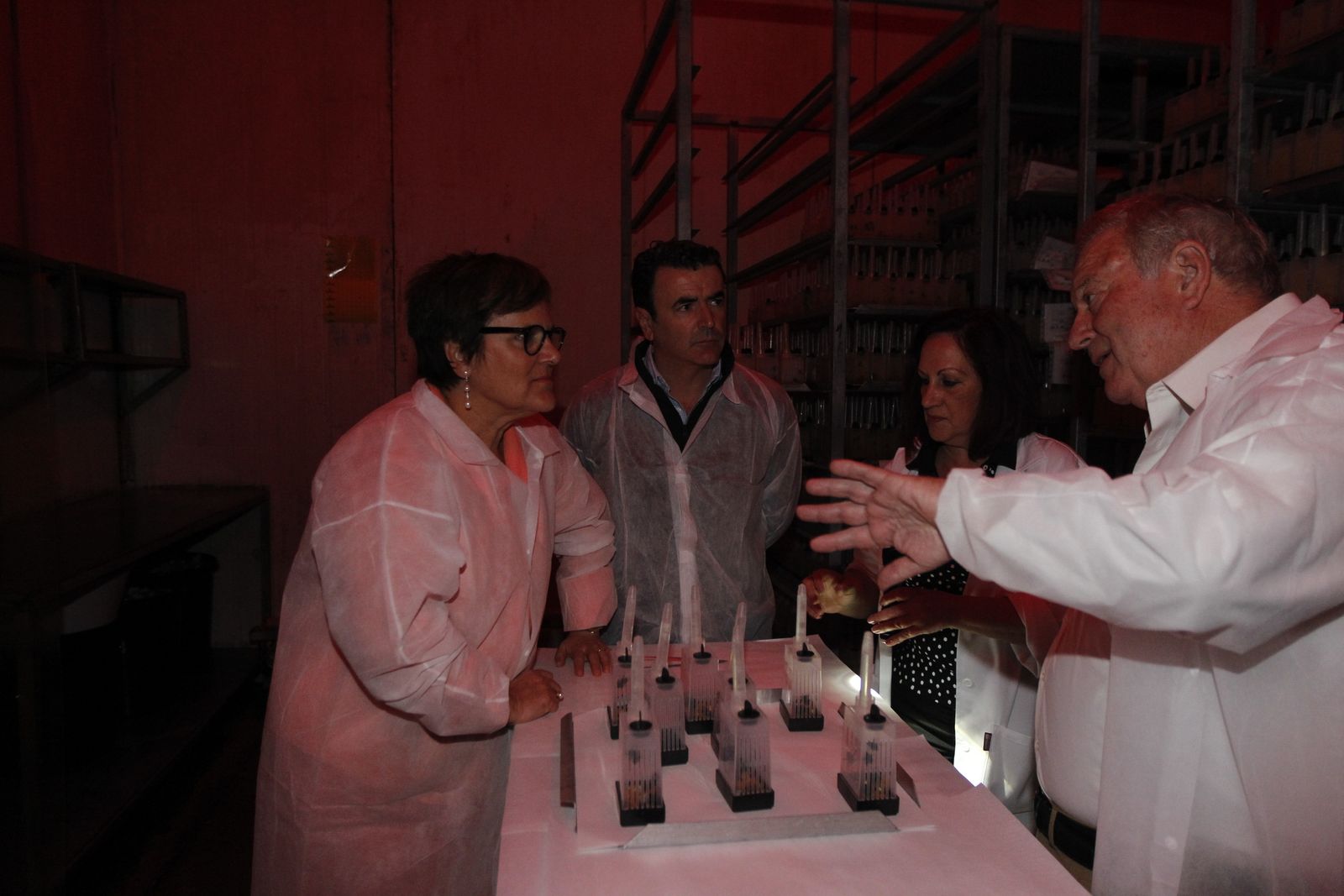 José Antonio Santorromán explica el funcionamiento de Agrobío a Ángeles Heras.