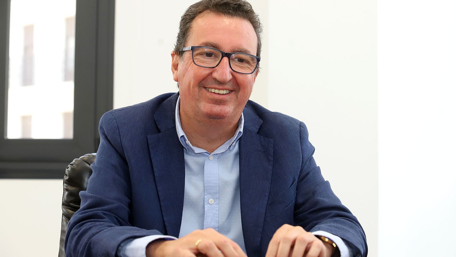 Manuel Andrés González en la sede de los populares en la capital onubense.