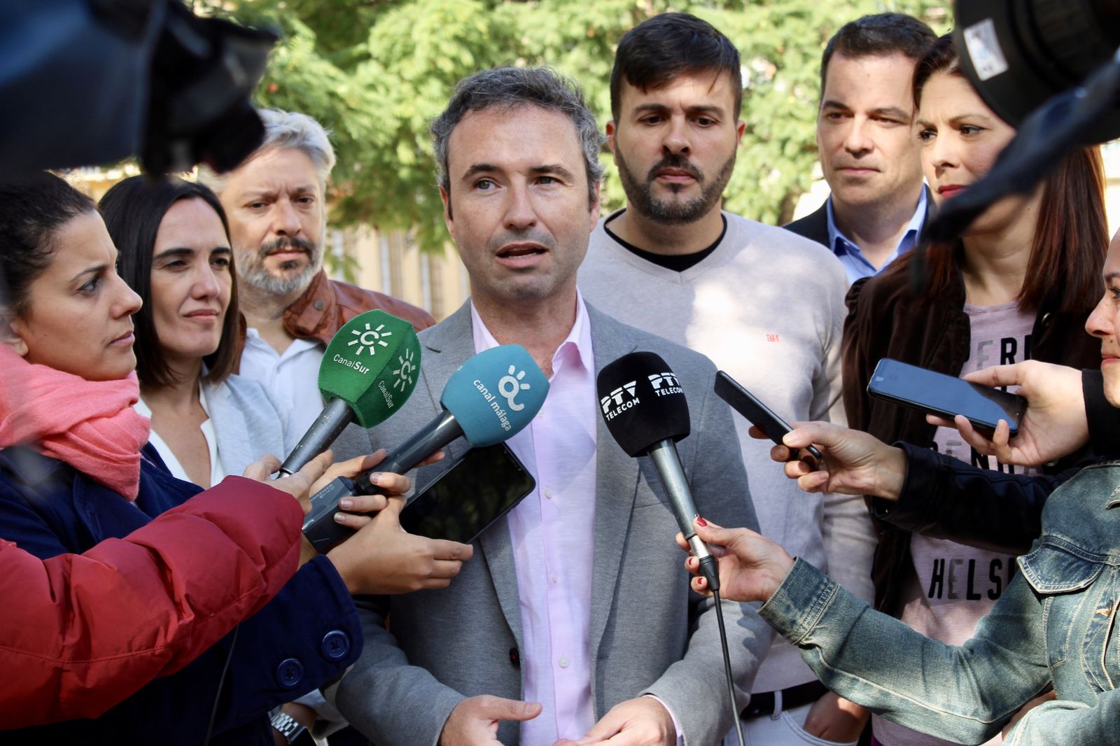 Guillermo Díaz atiende a los medios.