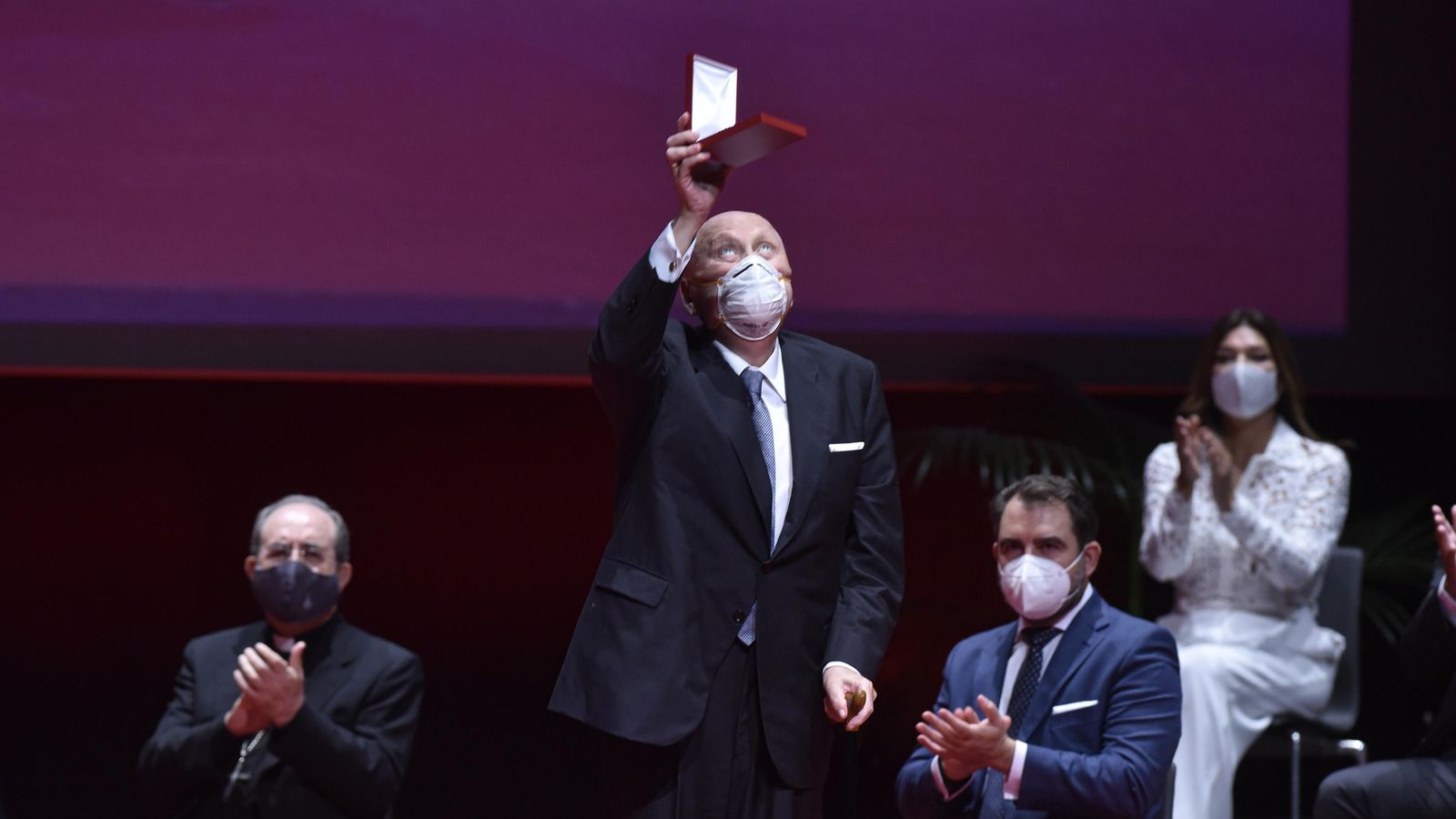 Pepe Moya al recoger la Medalla de Sevilla