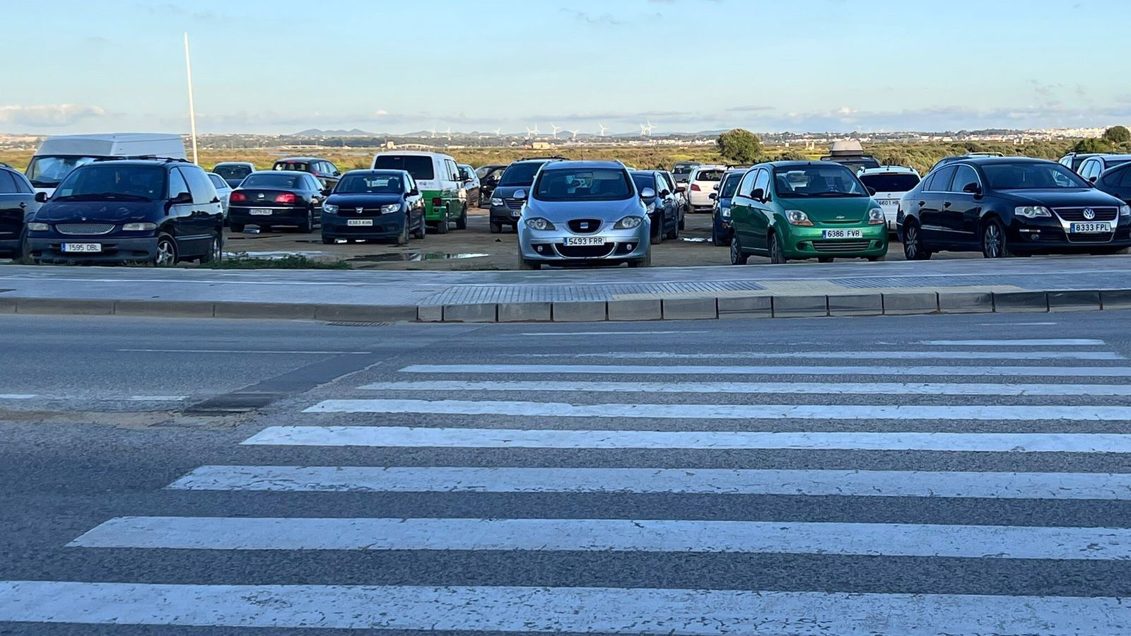 Pasos de peatones sin rebajar en la avenida San Juan Bosco.