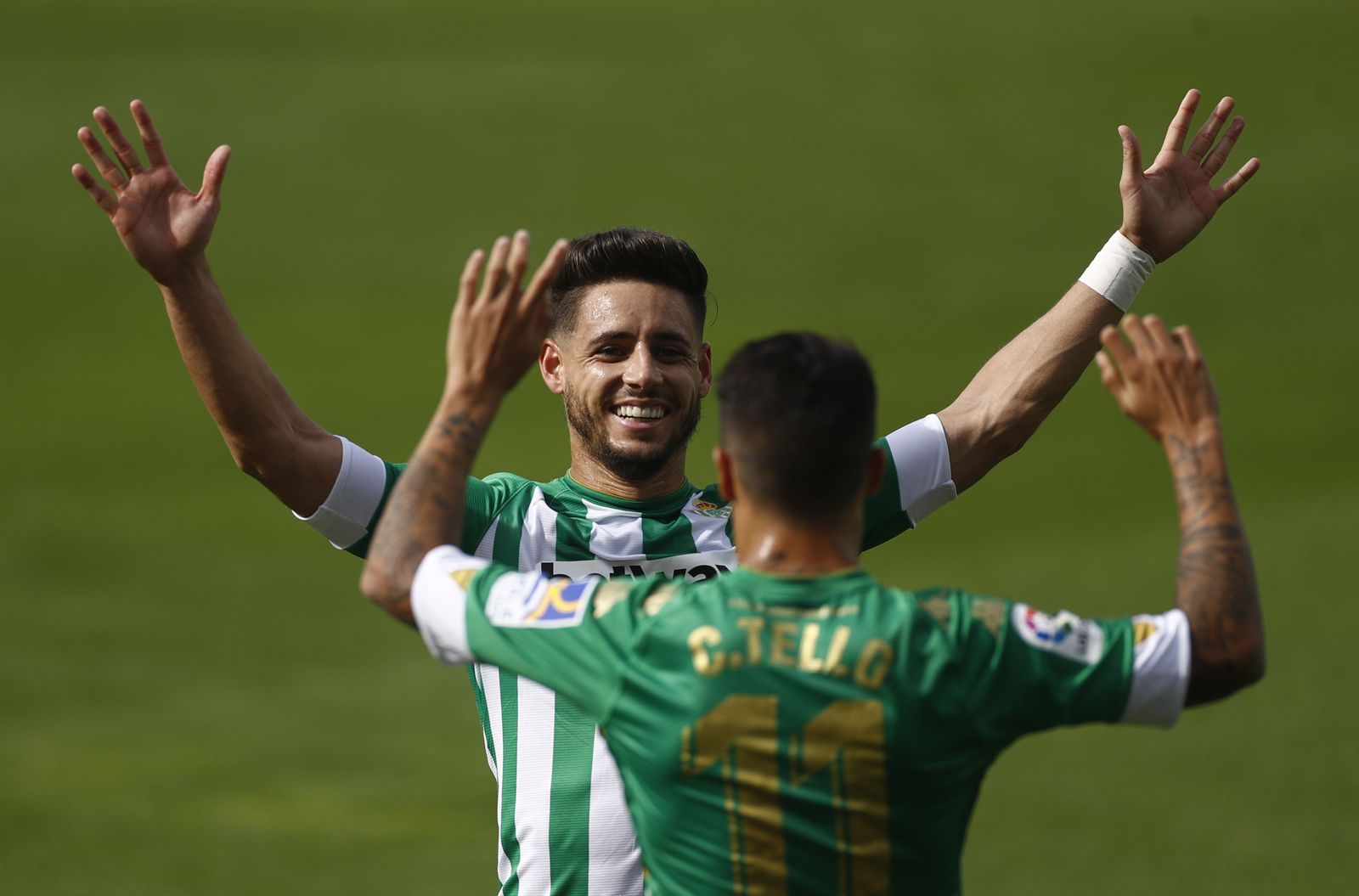 Tello festeja su gol con Álex Moreno.