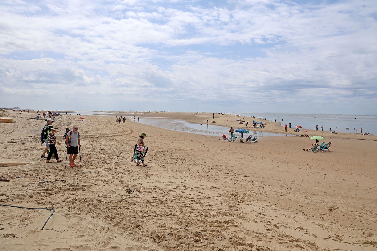 Imágenes del ambiente en la playa de El Portil durante la mañana del 1 de mayo