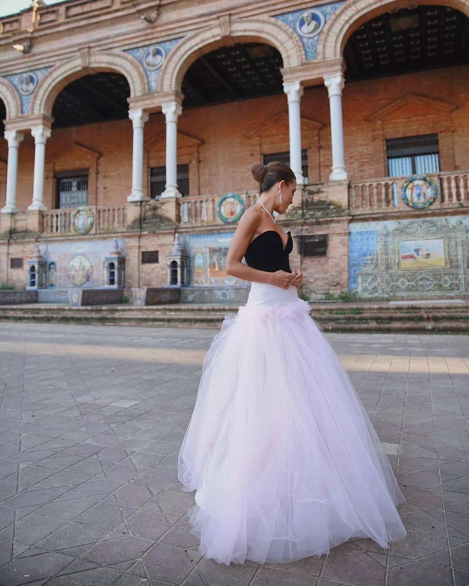 Paula Ordovás eligió la sevillana Plaza de España para fotografiarse con su look firmado por Navascués y con joyas de Rabat. Instagram: @mypeeptoes.