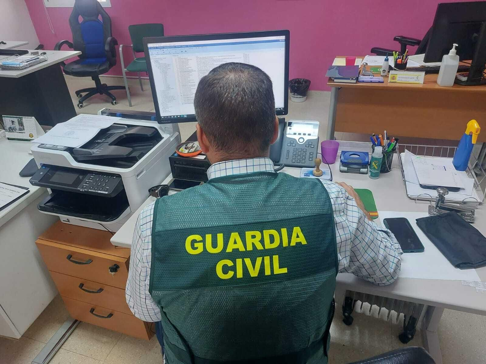 Un agente de la Guardia Civil consulta datos en un ordenador.