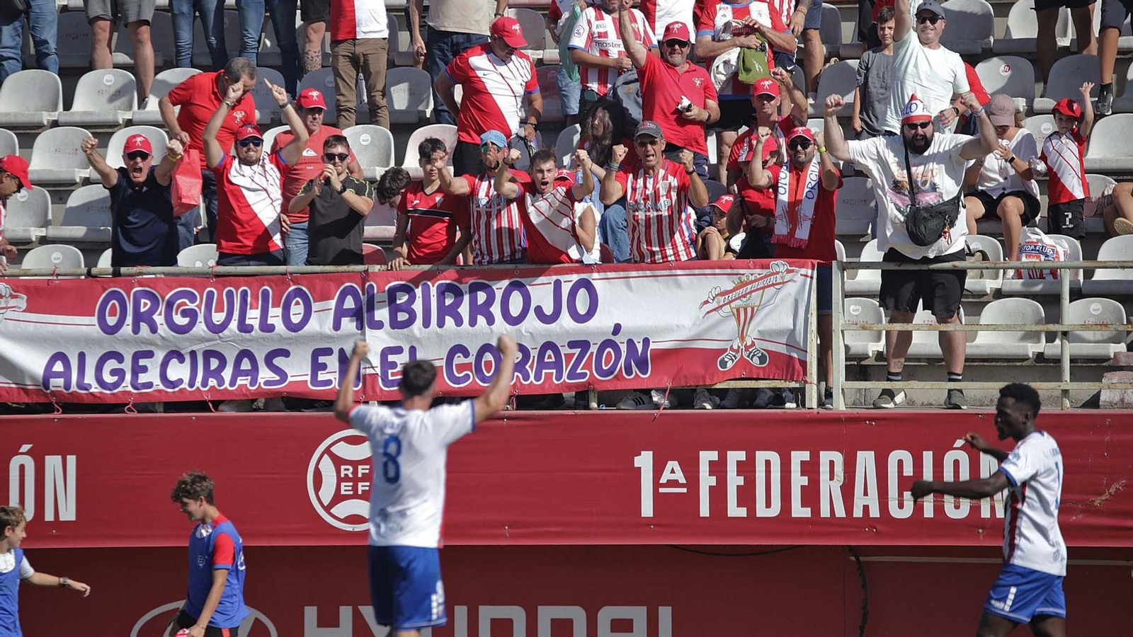 La afición del Algeciras celebra una victoria en casa esta temporada.