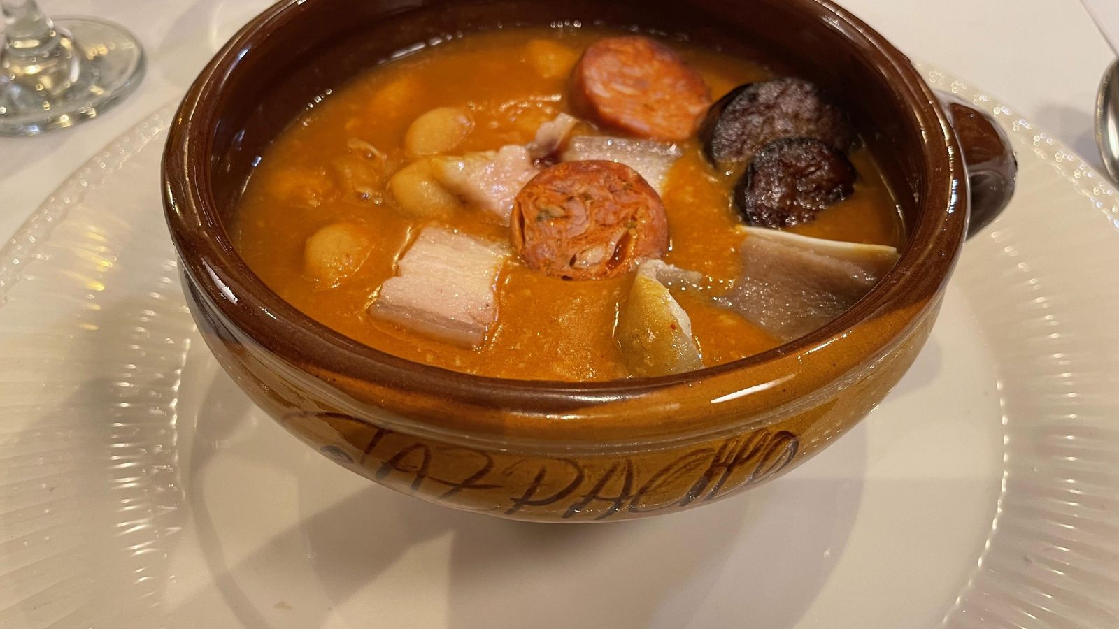 Plato de judiones que se puede degustar en el menú de cocina castellana