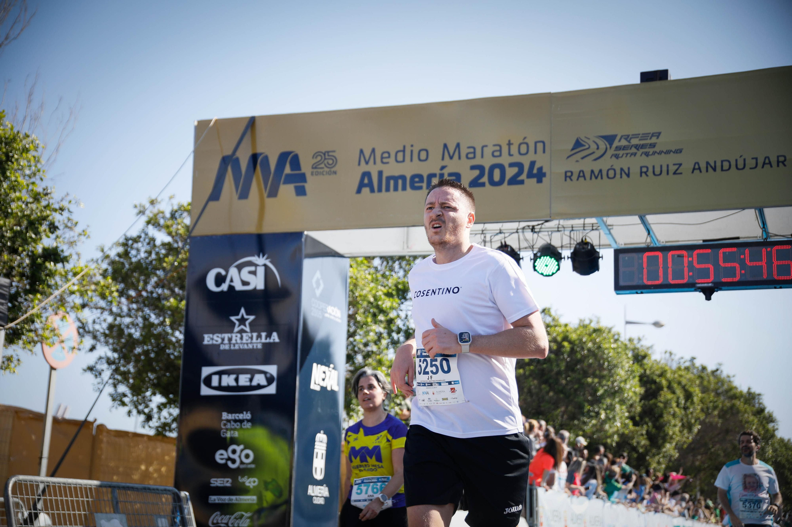 Imágenes de la llegada de la Media maratón Ciudad de Almería