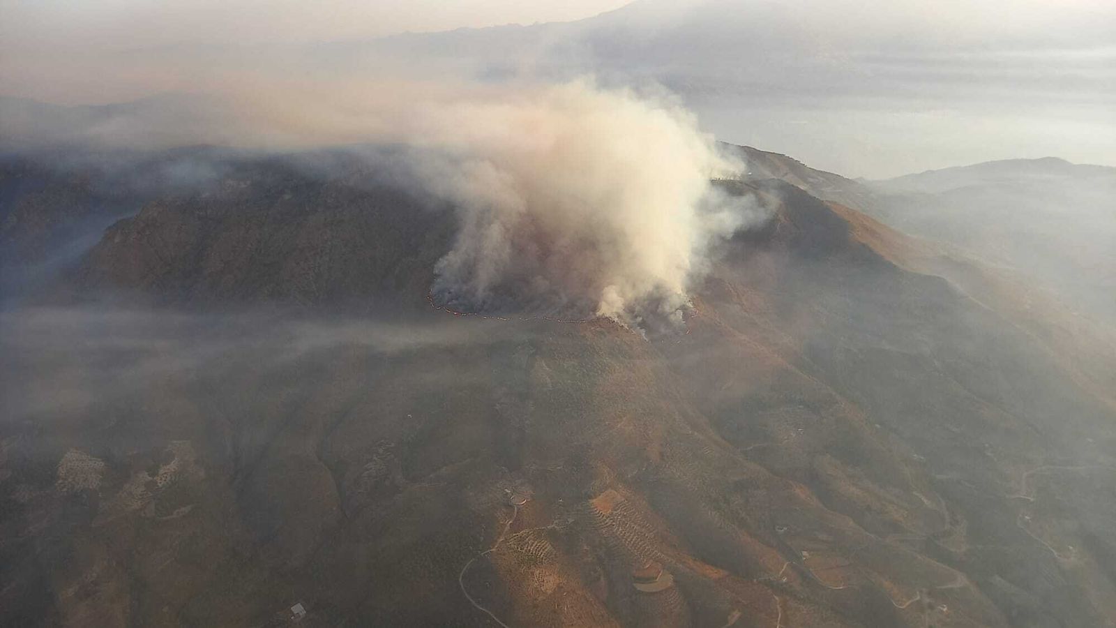 Vista aérea del incendio de Los Guájares esta mañana