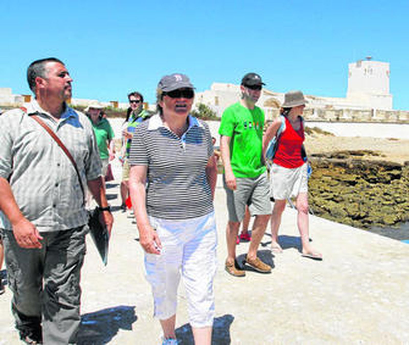 Un grupo de personas realiza una visita a la fortaleza.