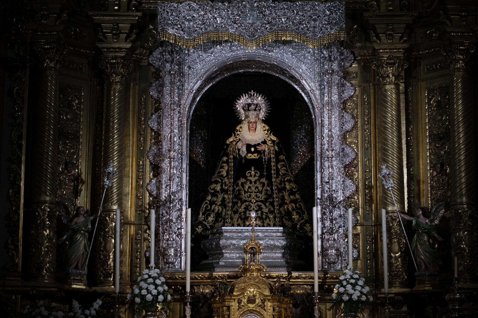 La Esperanza Macarena se viste de luto por el mes de los difuntos