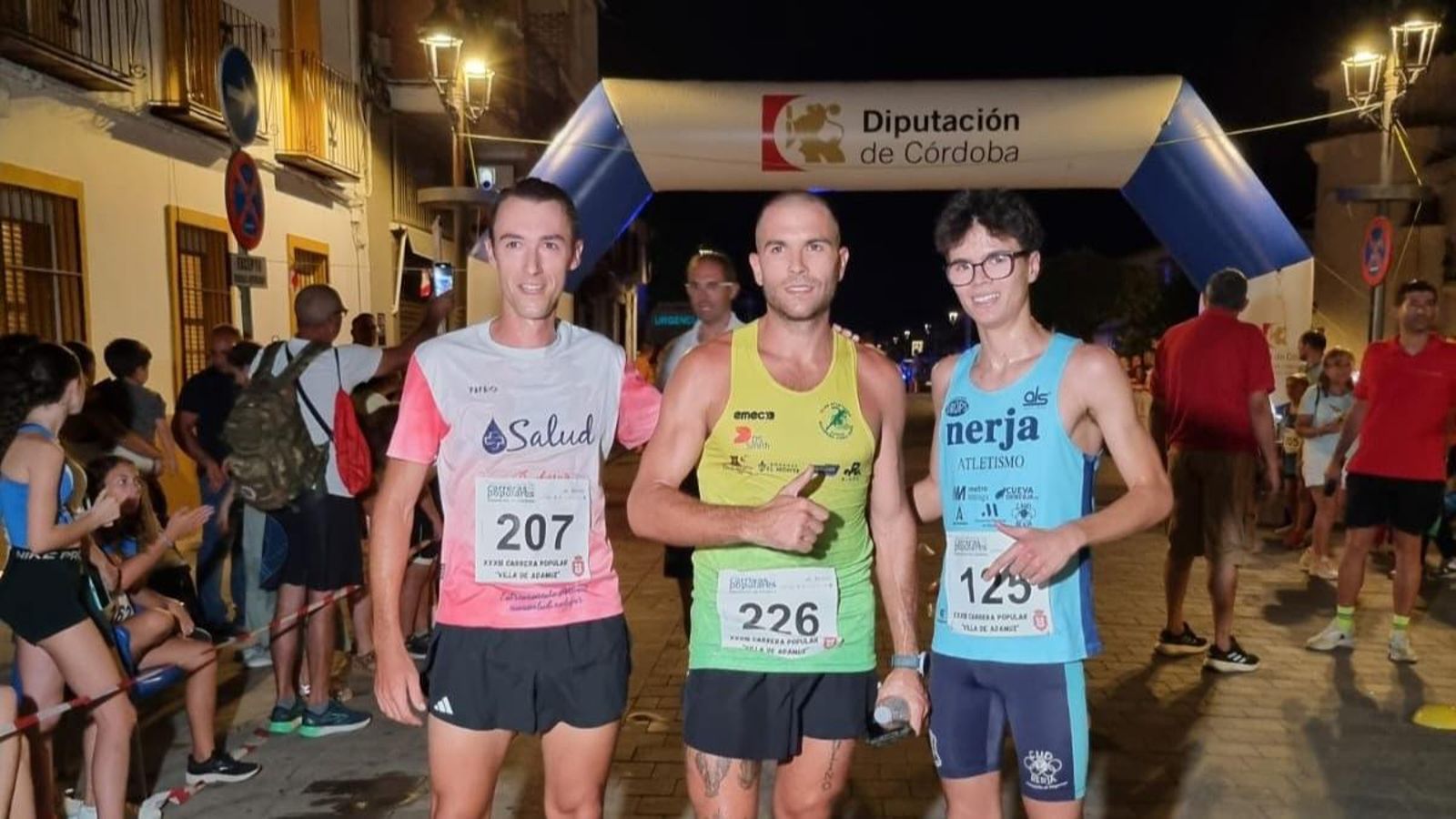 Jesús Alguacil posa junto a Samuel Ruiz y Andrés Santiago.