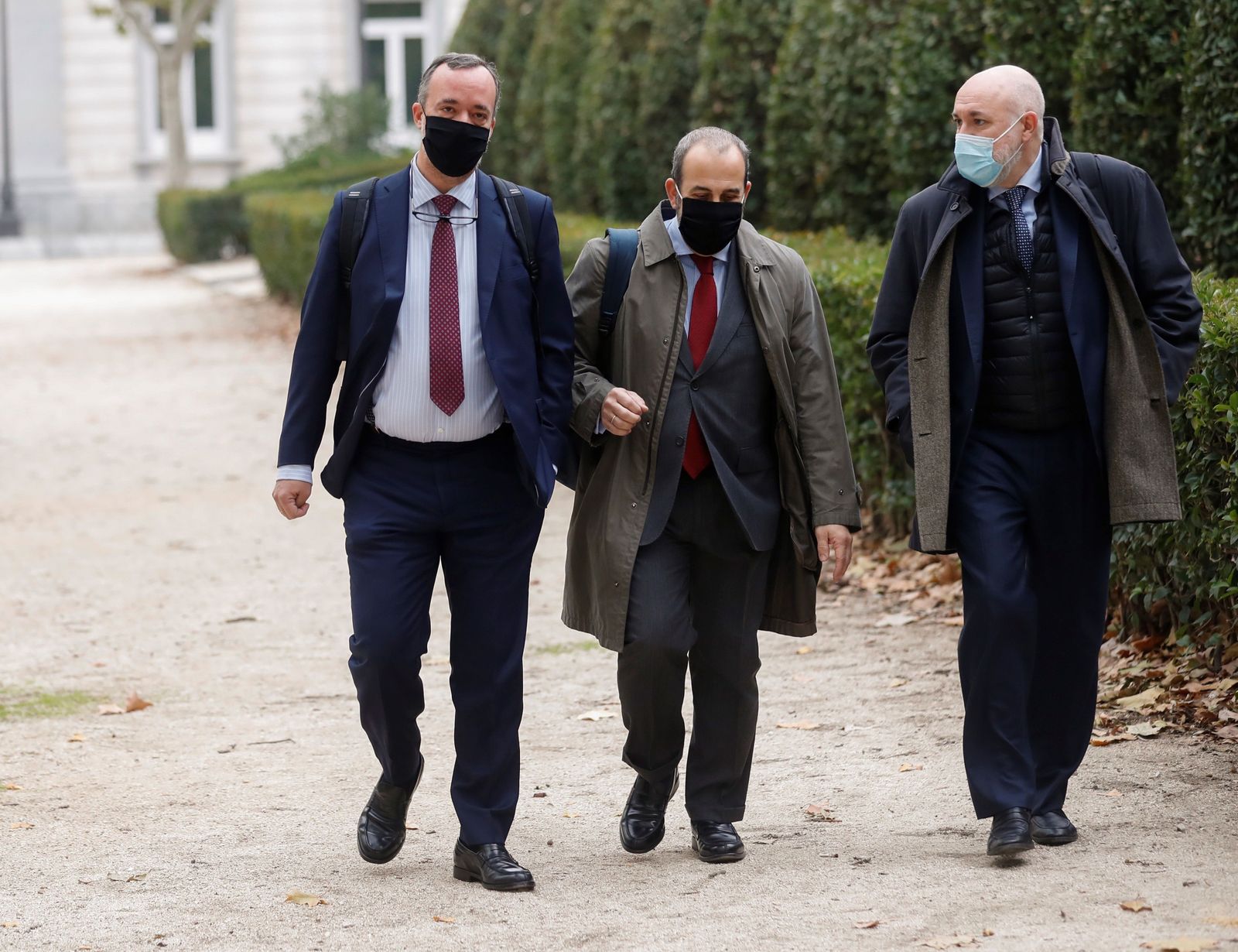 El ex secretario de Estado de Seguridad Francisco Martínez (i) junto a sus abogados a su llegada este jueves a la Audiencia Nacional.