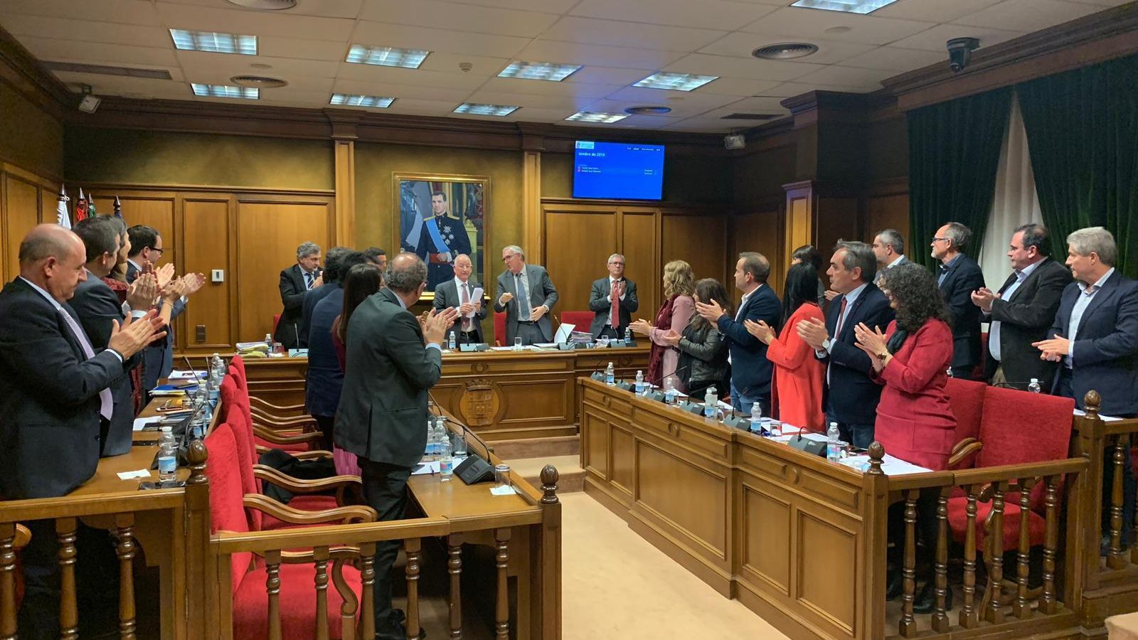 La Corporación Provincial aplaudió a Amat tras su último discurso de despedida como presidente.