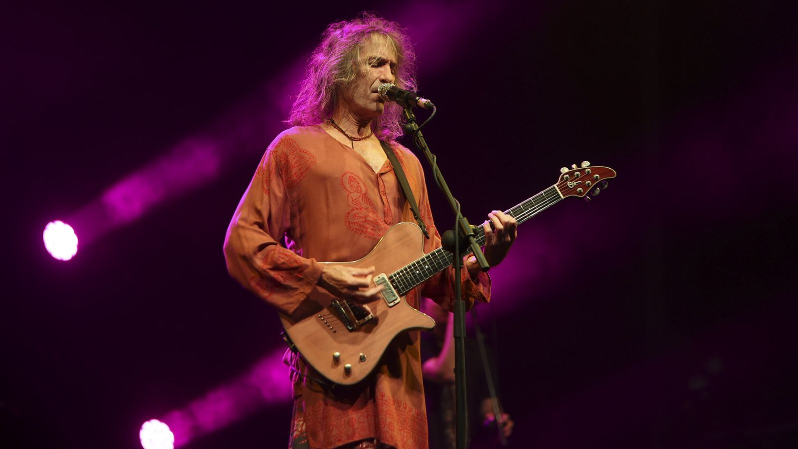 El cantante Robe durante su último concierto en Sevilla.