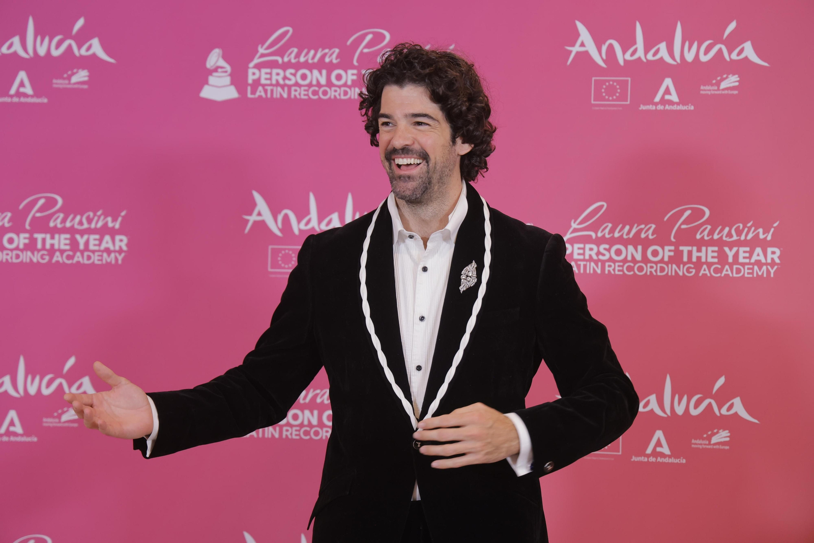 Miguel Ángel Muñoz en la alfombra roja del homenaje a Laura Pausini en los Grammy Latinos de Sevilla.