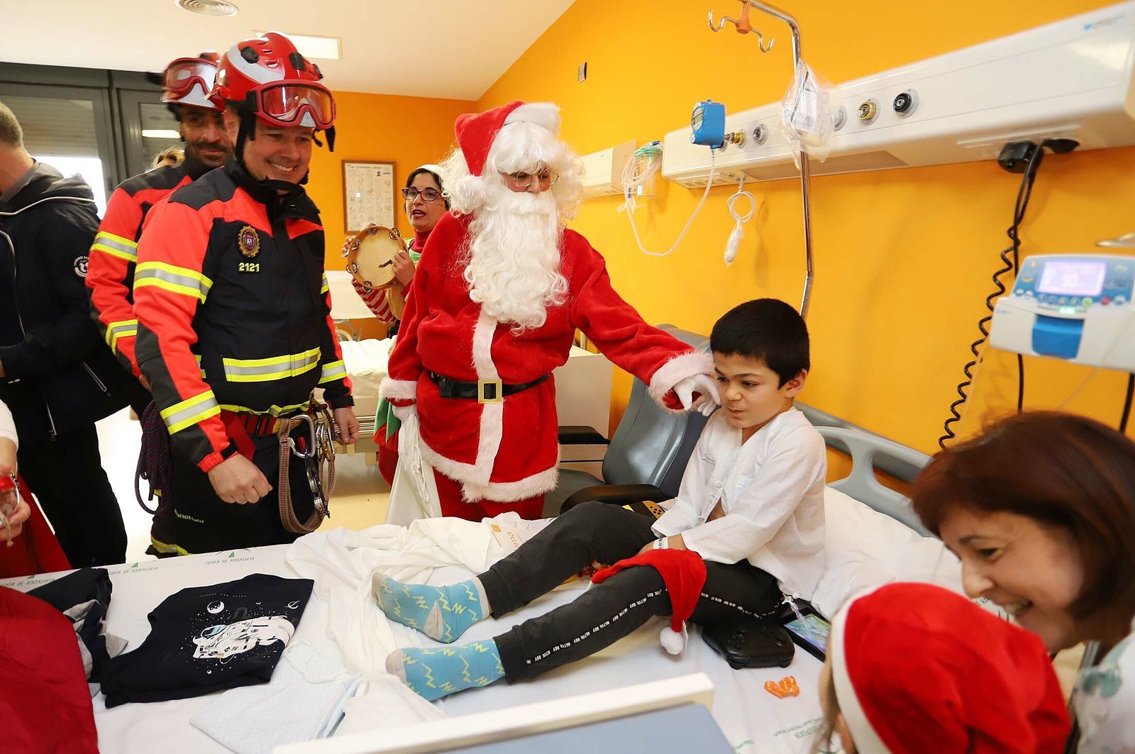Imágenes de la visita de Papá Noel a los niños del hospital Juan Ramón Jiménez