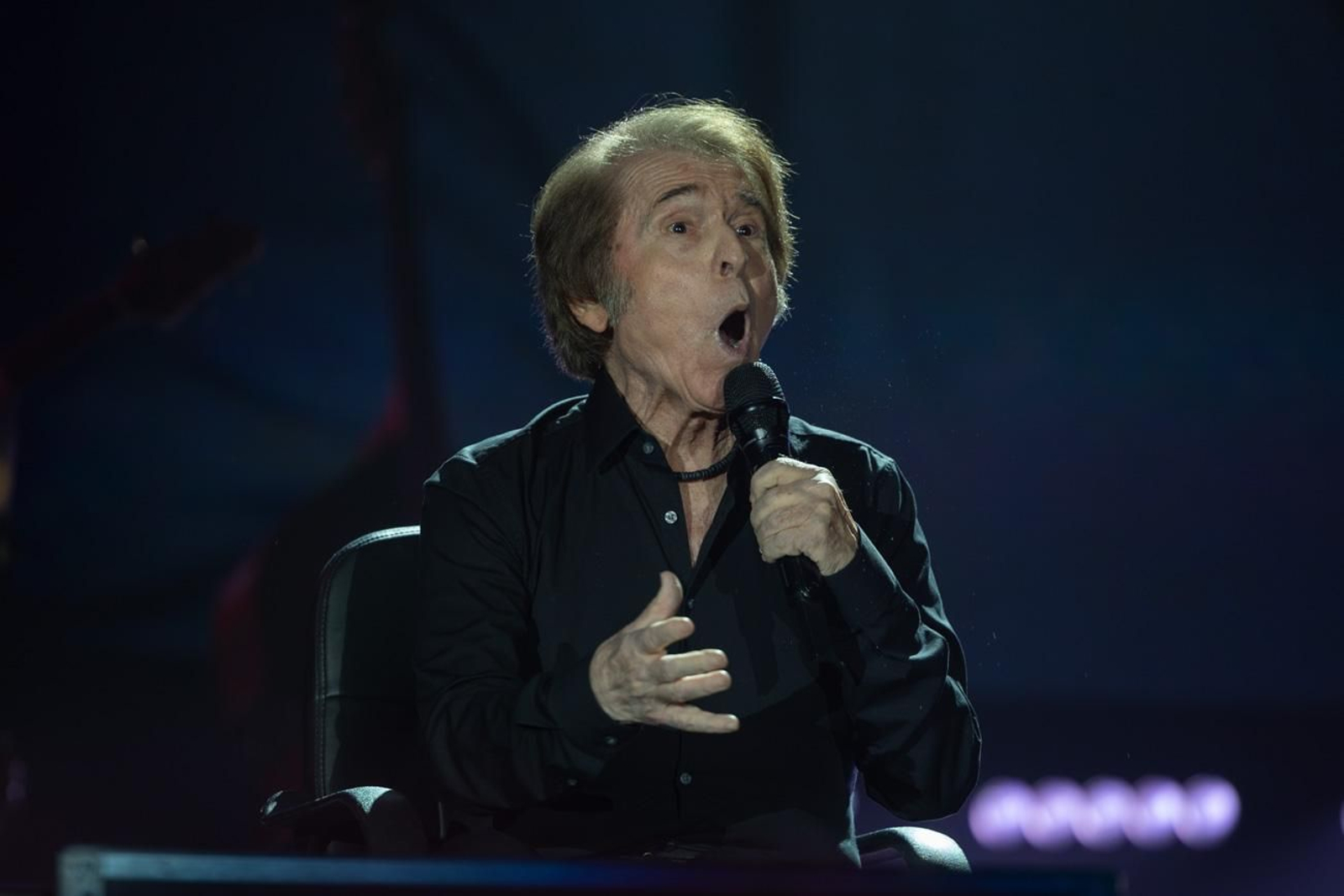 Así se disfruta en Jaén del concierto de Raphael, "Raphaelísimo"