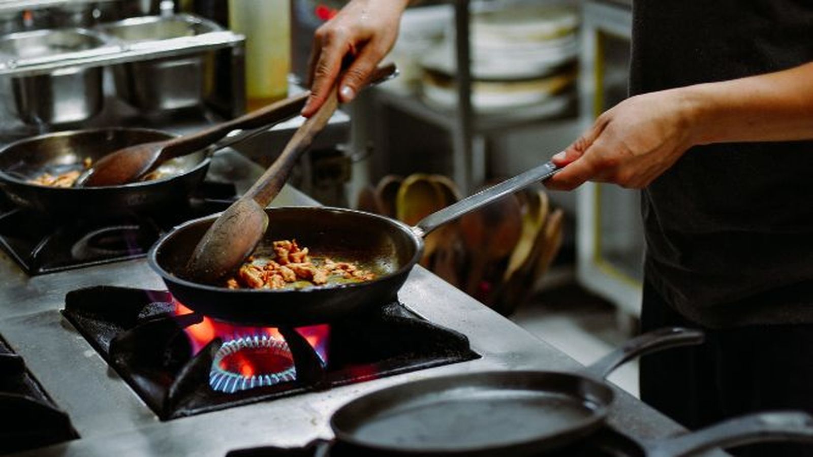 Un cocinero trabajando