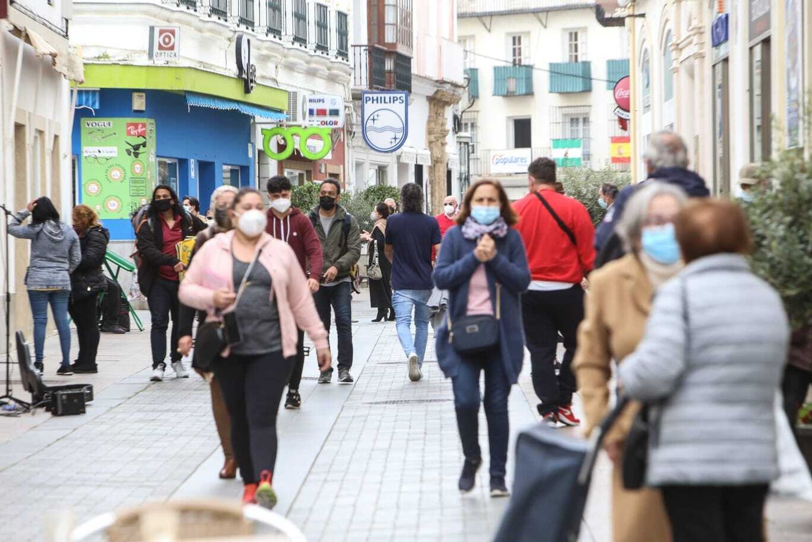 Personas caminando por la céntrica calle La Vega.