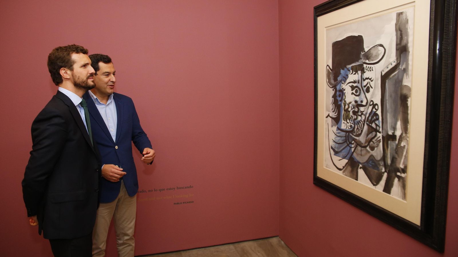 Casado y Moreno viendo la exposición.